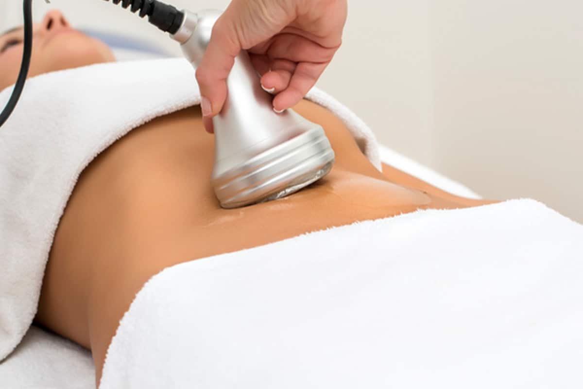Doctor conducting body sculpting on patient