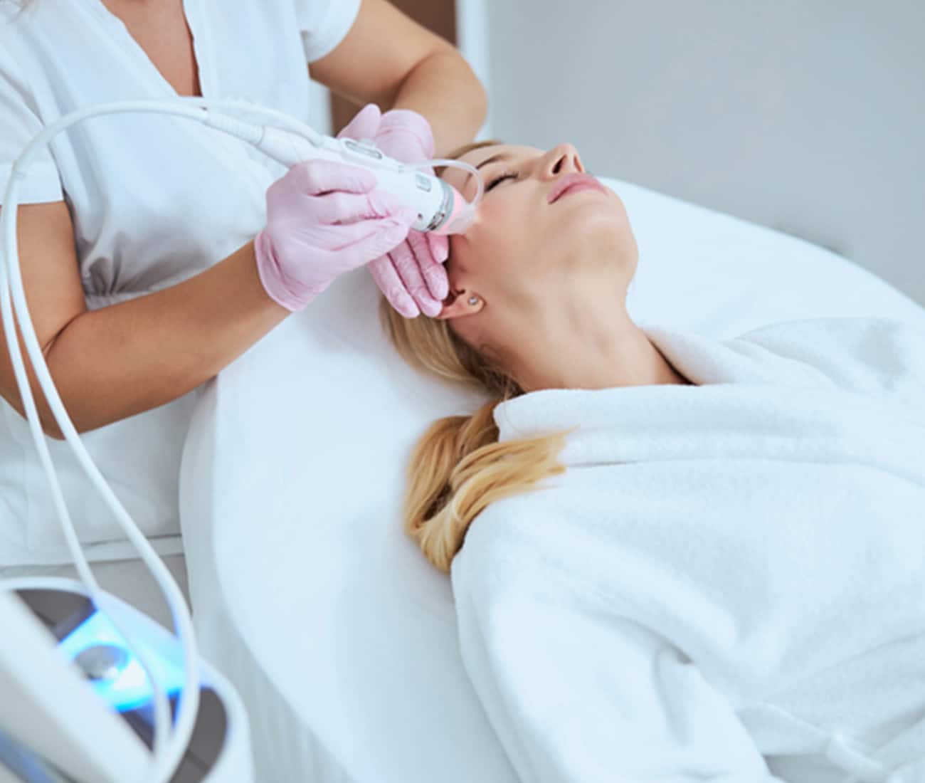 Doctor using skin tightening equipment